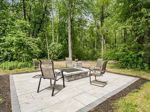 4th image of 4 Cottonwood Cir