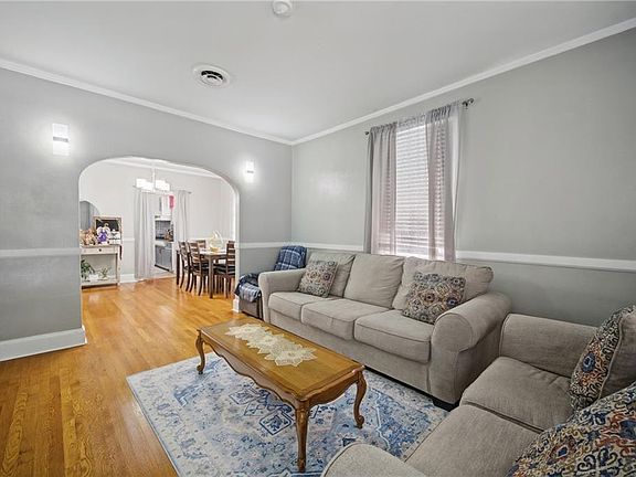 5th image of 903 Oakwood St