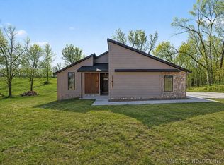 240 E 14th St, Grove, OK 74344