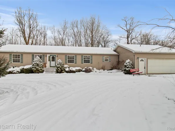 9023 Circle Lake Dr, Grand Blanc, MI 48439