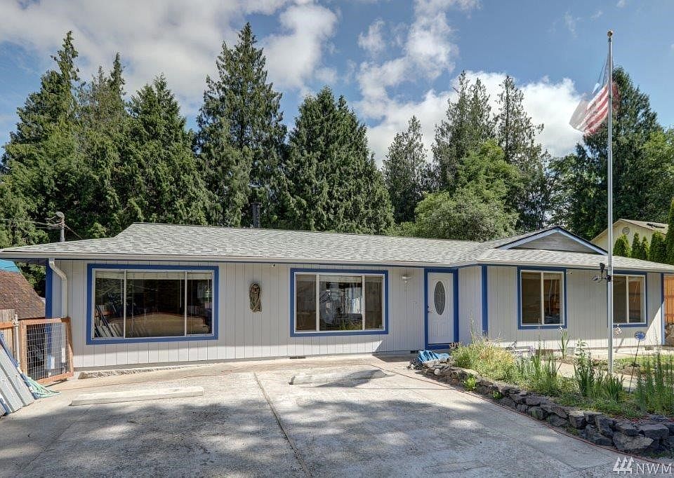 3 bedroom on .4 acre lot. New Roof - Lots of parking