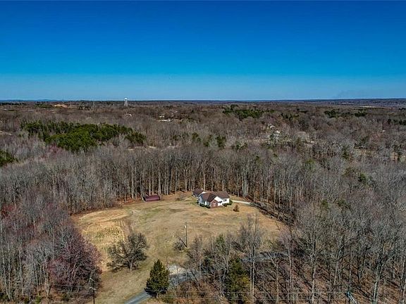 4th image of 281 Penn Lake Dr