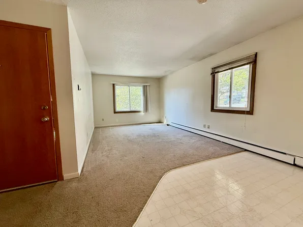 818 5th St NW #4, Waverly, IA 50677