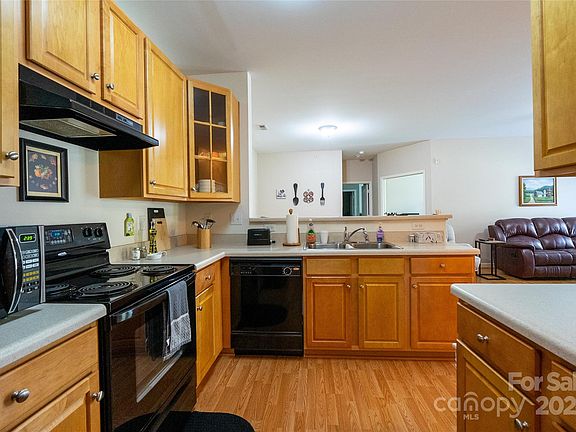 4th image of 9811 Hyde Glen Ct