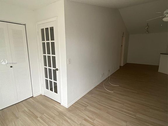 4th image of 3480 Pinewalk Dr #133