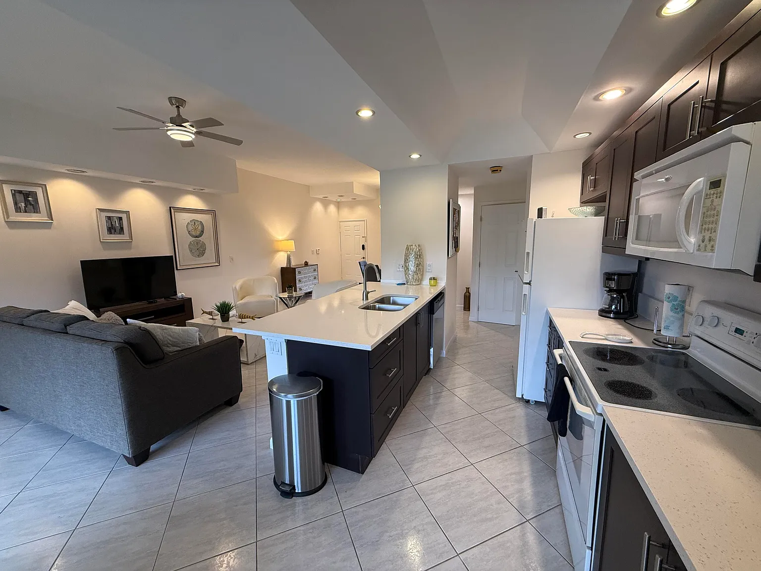 2 bed, 2.0 bath, 1323 sqft, $5,000 — Photo 2