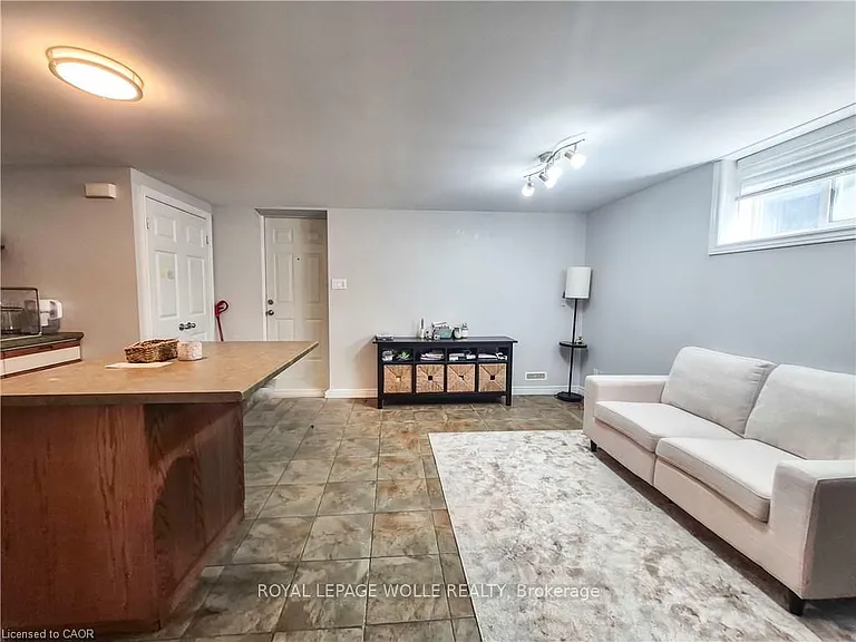 326 Victoria St S #B — Photo 3