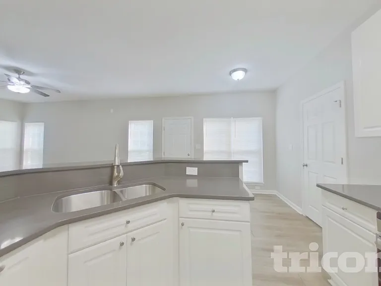 6902 Fenwick Dr — Photo 7