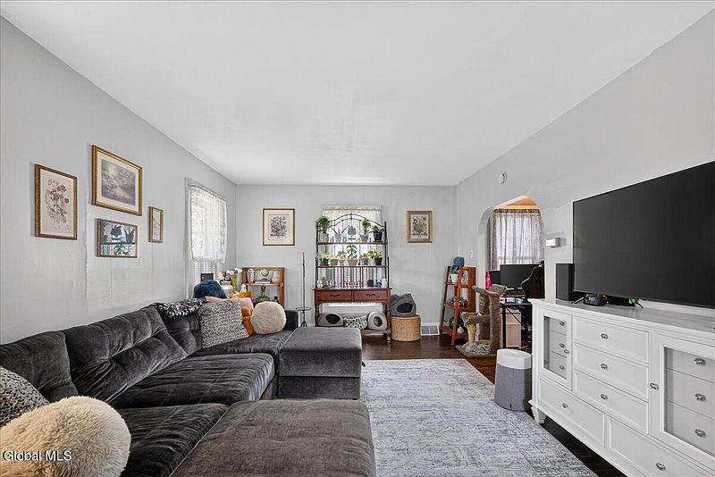3rd image of 28 Woodlawn Avenue