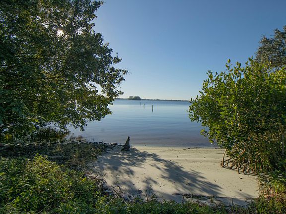 2nd image of 2025 Marsh Cove Ln