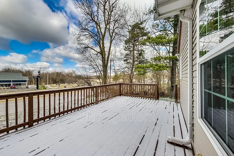 3 bed, 1.0 bath, 1002 sqft, $1,525 — Photo 4
