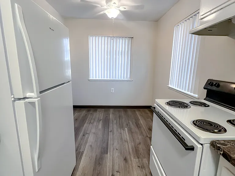 Monterey Manor Apartments — Photo 28