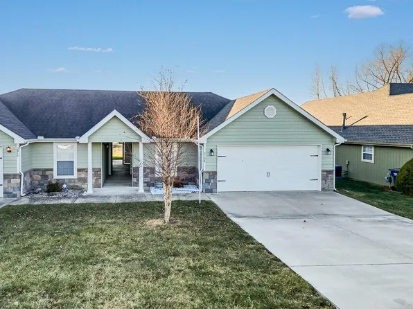 2308 Sycamore Dr, Tonganoxie, KS 66086