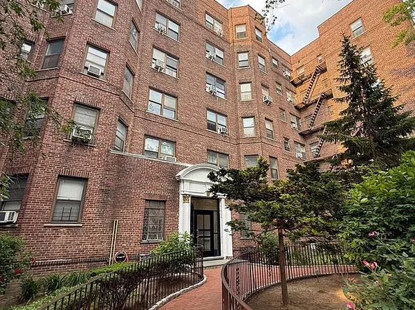 6141 Saunders St APT B44, Flushing, NY 11374