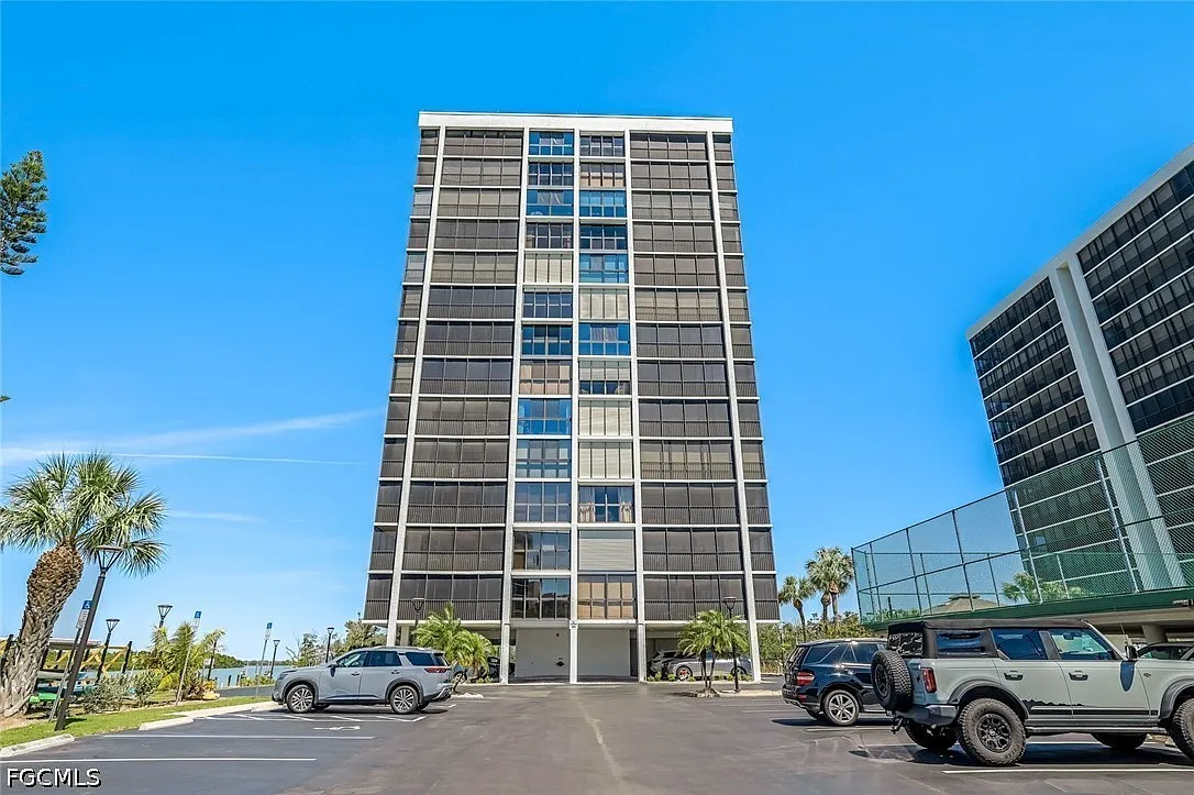 2 bed, 2.0 bath, 1345 sqft, $8,500 — Photo 3