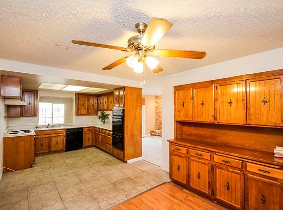 3rd image of 410 Evergreen Way