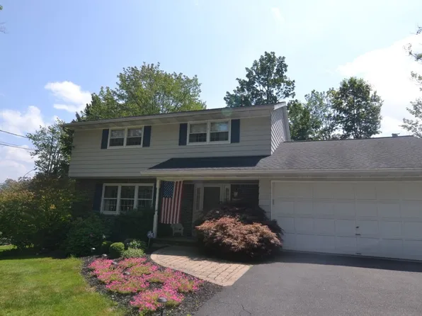 313 Ridgefield Rd, Endicott, NY 13760