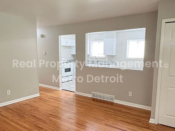 3rd image of 22706 Hillock Ave