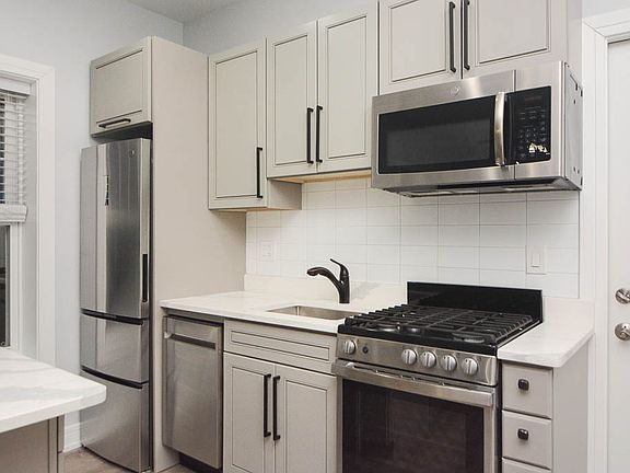 3rd image of 1063 W Glenlake Ave #1S