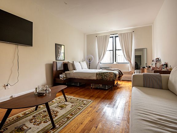 3rd image of 520 E 84th St APT 5A