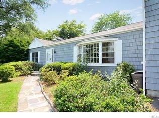 34 Hickory Ln, Thornwood, NY 10594