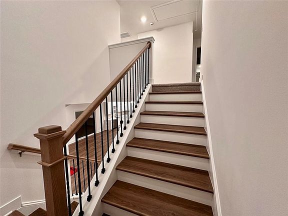 3rd image of 537 Hyde Ridge Trl