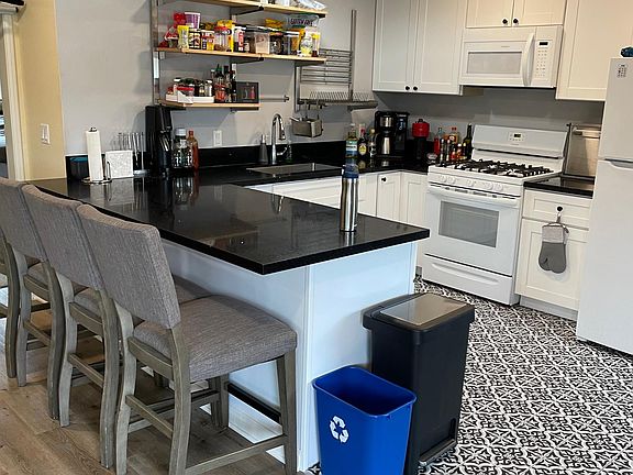 5th image of 6224 Stanley Ave