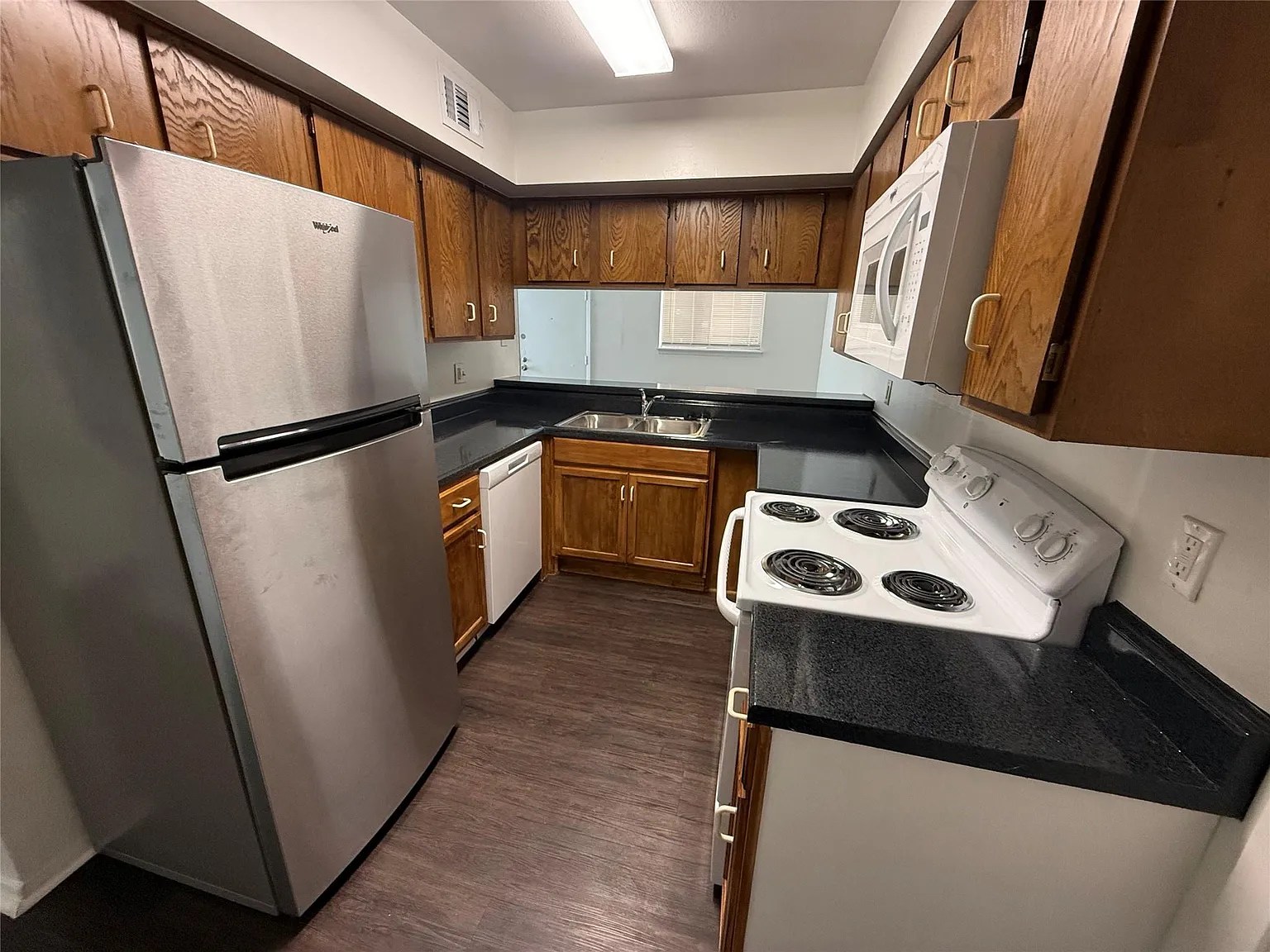 2 bed, 2.5 bath, 1150 sqft, $1,345 — Photo 3