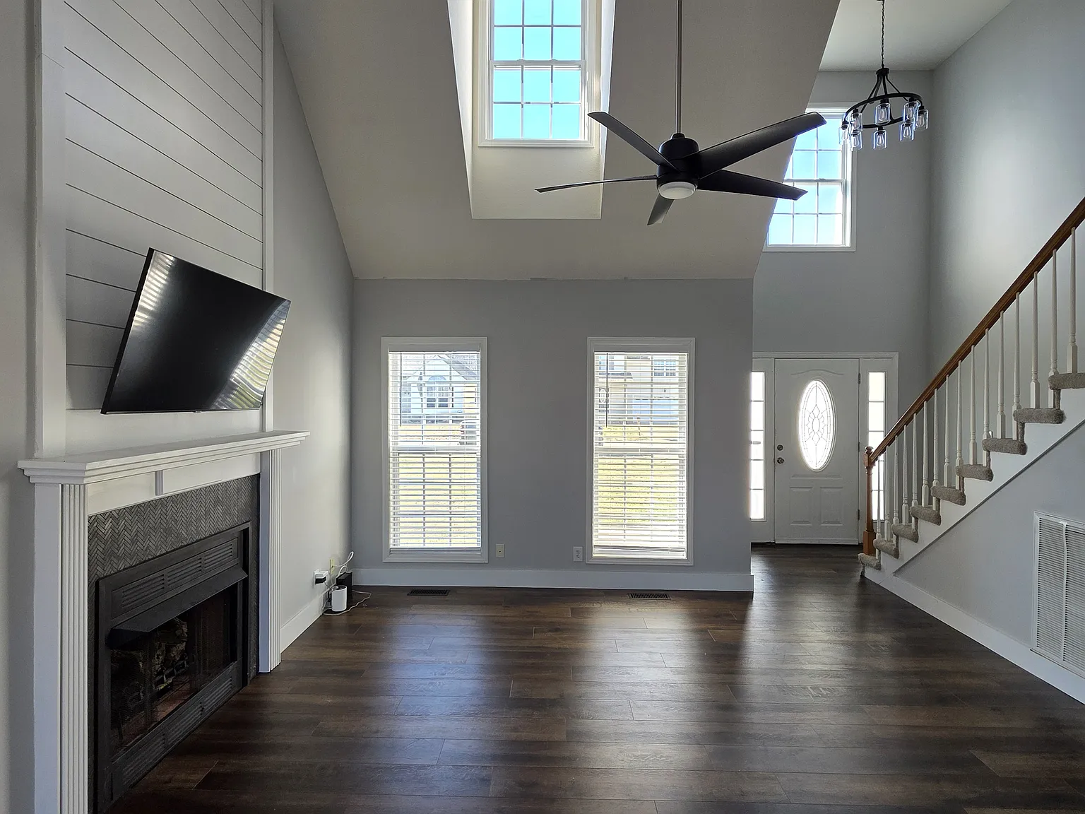 4 bed, 2.5 bath, 1940 sqft, $2,300 — Photo 3