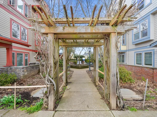 9817 NE Irving St APT 205, Portland, OR 97220