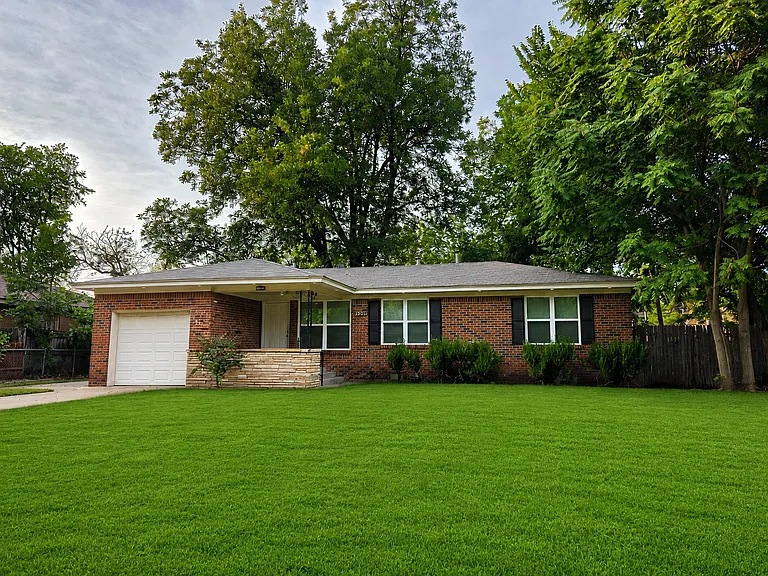 1301 Sunset Dr — Photo 1