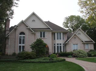 3205 Royal Fox Dr, St Charles, IL 60174