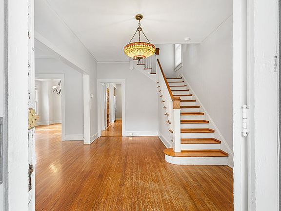 5th image of 1152 Surrey Cres