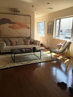Rented by OneWorld Property Advisors | media 12