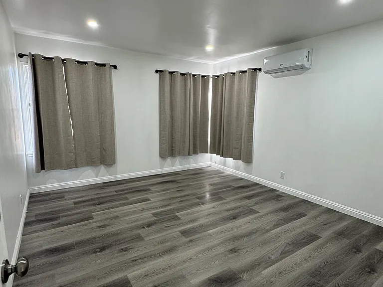 204 W Wells St — Photo 2