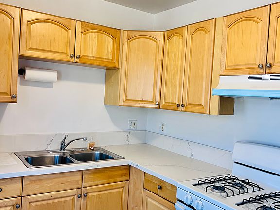4th image of 10948 1/2 Moorpark St