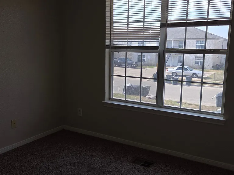 3204 Hereford Ln — Photo 15