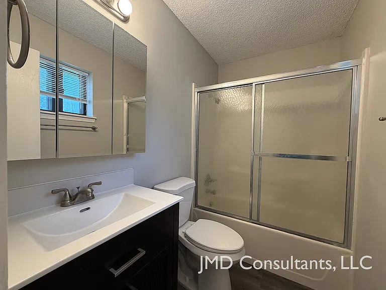 Full bath (upstairs)