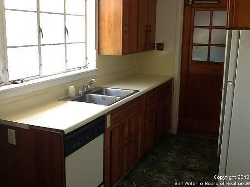 3rd image of 307 Newport Dr