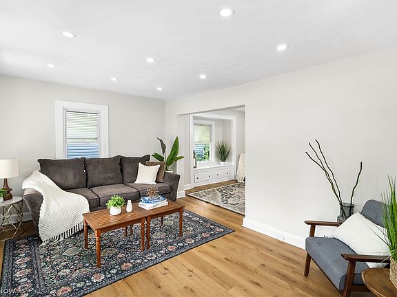 3rd image of 5710 Laverne Ave