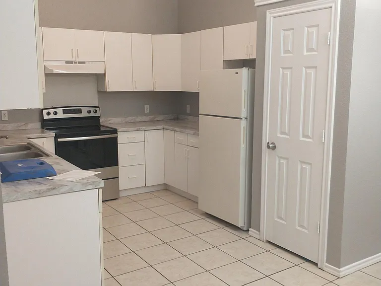 100-102 Honey Bee Dr — Photo 16