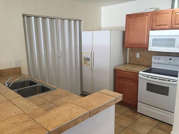 4th image of 1015 Bradley Sq