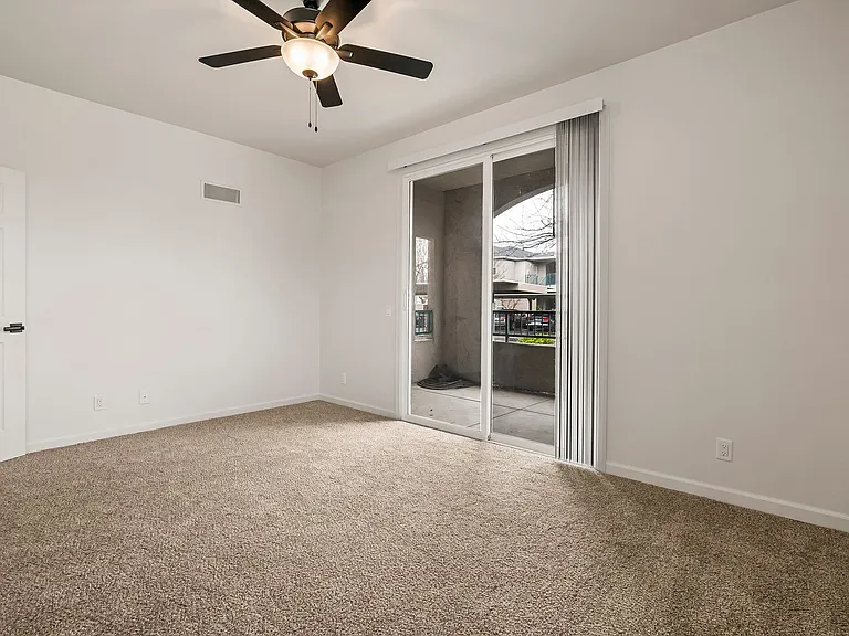Sterling Oaks Luxury Apartments — Photo 32