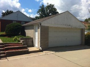 3300 W Lakefield Dr, Milwaukee, WI 53215