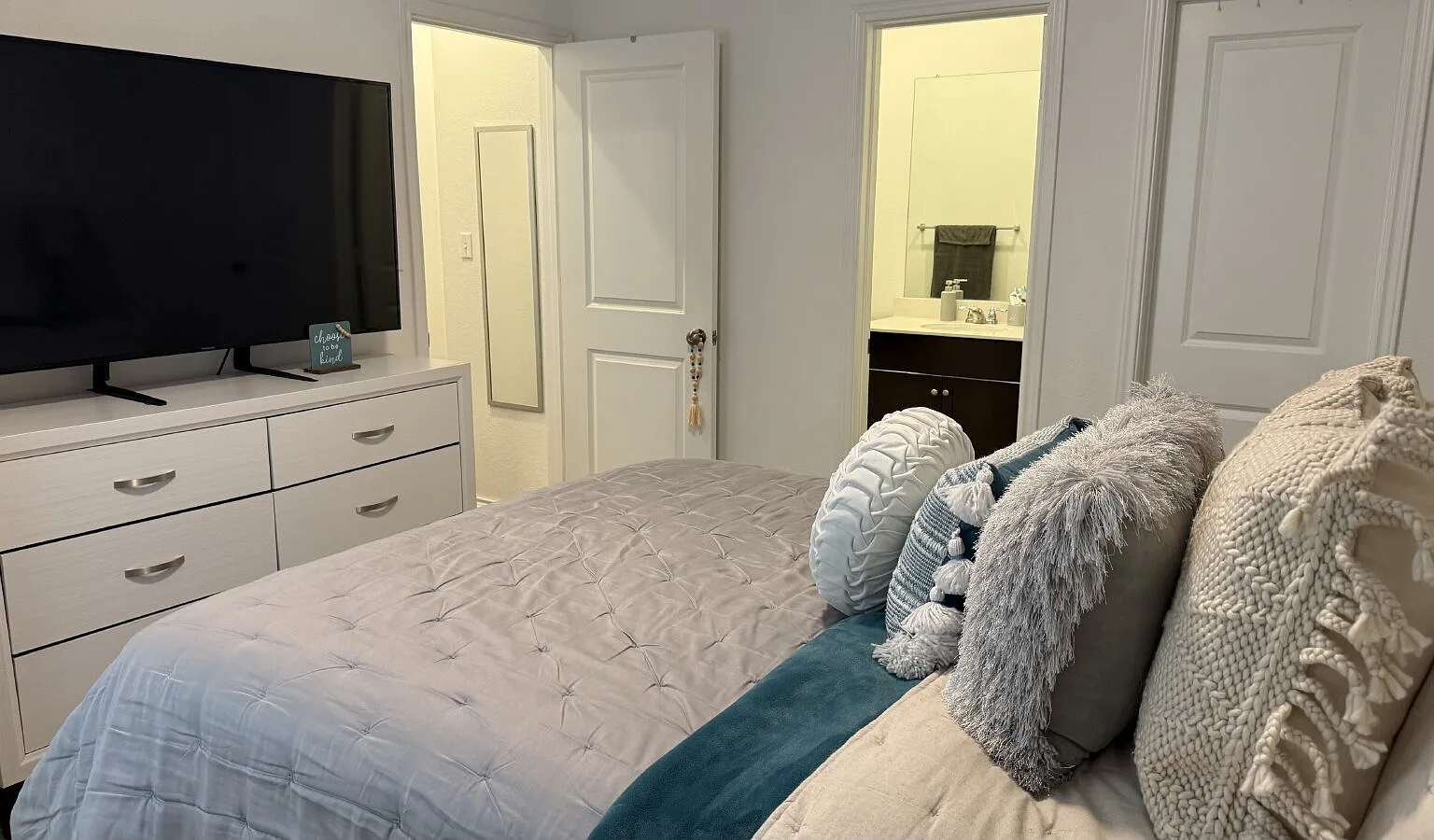 3 bed, 2.0 bath, 1051 sqft, $1,880 — Photo 3