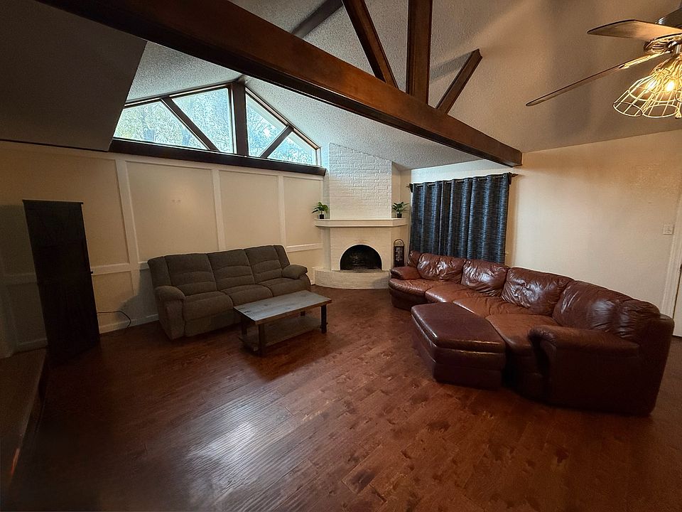 1st image of 211 Oakwood St