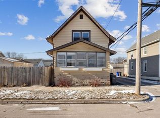 712 8th St NW, Cedar Rapids, IA 52405