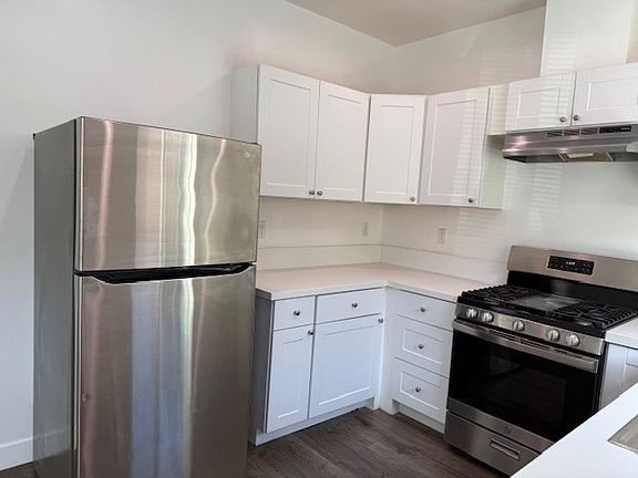 3rd image of 247 1/4 E Adams Blvd