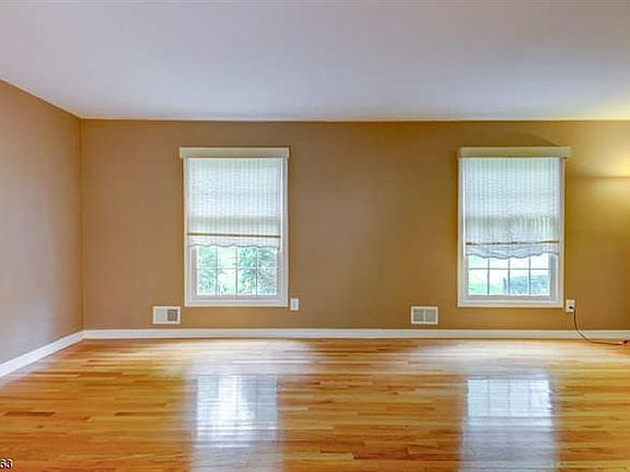 3rd image of 46 Parker Dr