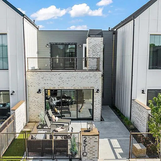 2450 W Iron Coop St #1